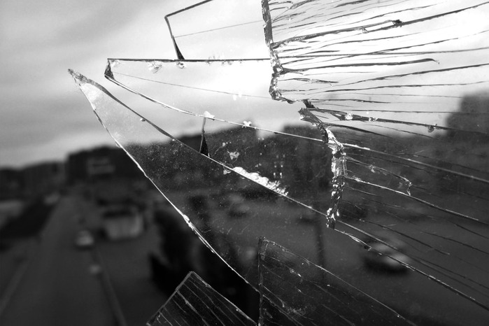 В Администрации Анапы пьяный дебошир разбил стекла