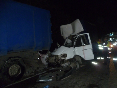 Газель на полном ходу врезалась в припаркованный грузовик в Геленджикском р ...