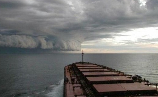Разрушающий ураган несется на Черноморское побережье. Экстренное предупреждение МЧС