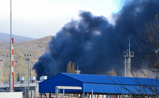 Пламя на горящем в Новороссийске складе старых автомобилей потушено