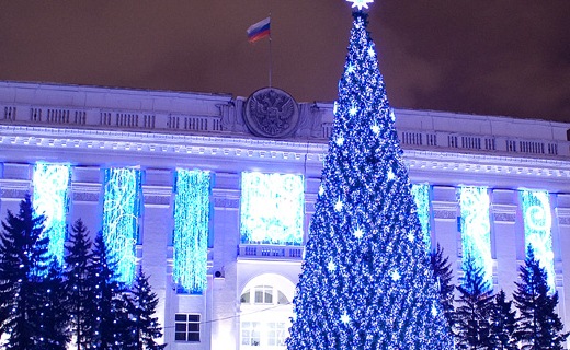 В Новороссийске уже устанавливают новогодние ели