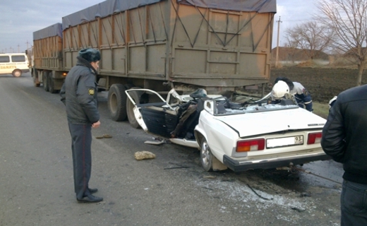 Легковушка на полной скорости врезалась в грузовик в Успенском районе