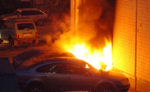 В Ростове-на-Дону неизвестные подожгли автомобиль