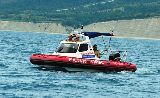 Лодка с тремя рыбаками перевернулась в Черном море