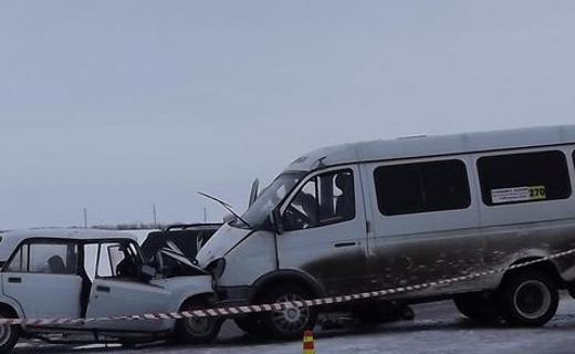 В Ставрополе забитая пассажирами маршрутка столкнулась с «жигулями»