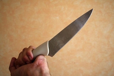 В Кавказском районе житель с ножом напал на полицейского