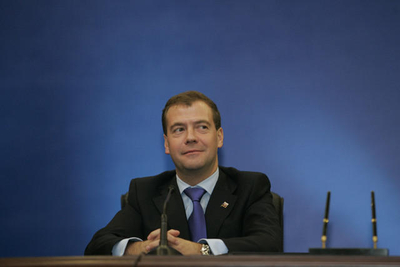 Медведев внес изменения в порядок выплат детских пособий уволенным