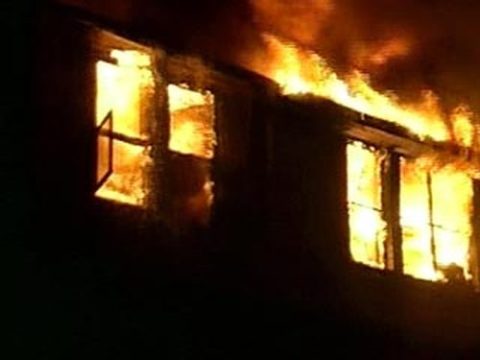 При пожаре в Новгородской области погибли женщина и двое детей