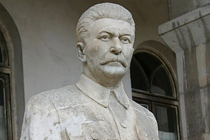 В Грузии вандалы покрасили в розовый цвет бюст Сталина
