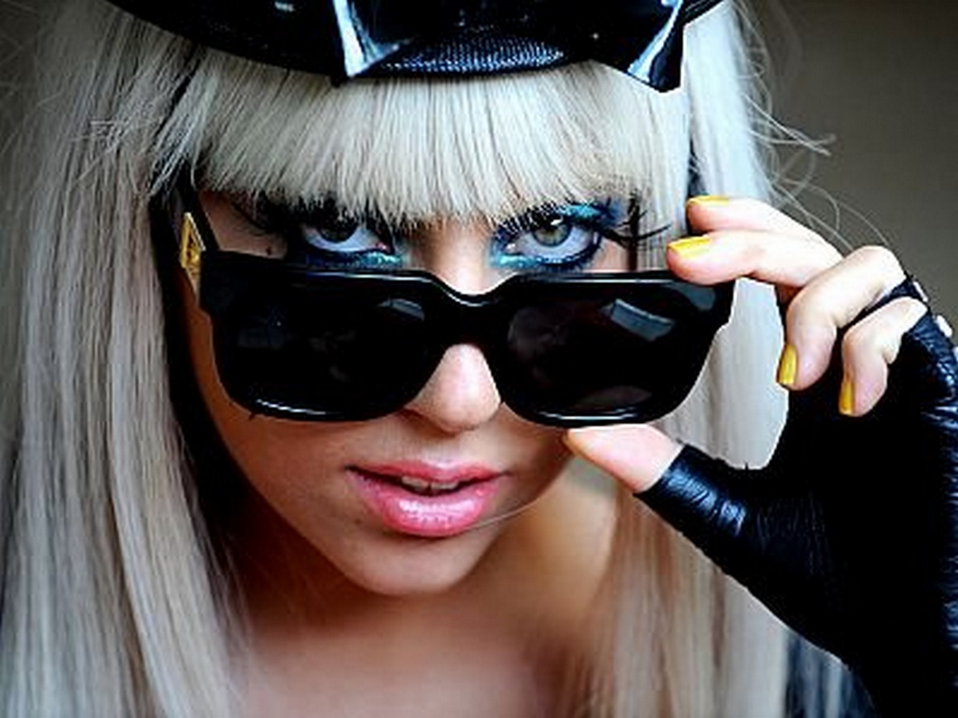 Леди Гага из-за серьезной болезни приостановила мировое турне
