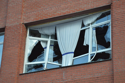 Некоторые жители Челябинска сами выбивают окна в квартирах в надежде на компенсацию