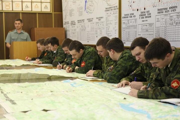 Российских студентов будут призывать в армию во время каникул