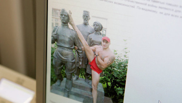 За фото у мемориала в Томске кикбоксеру может грозить 5 лет