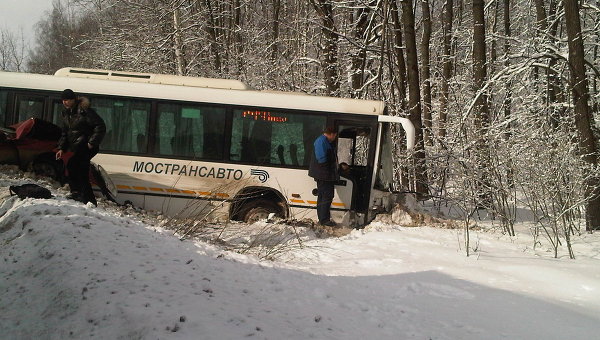 В Подмосковье столкнулись автобус и три легковушки