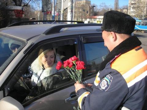 Женщины-водители на Сахалине получат цветы от ГИБДД