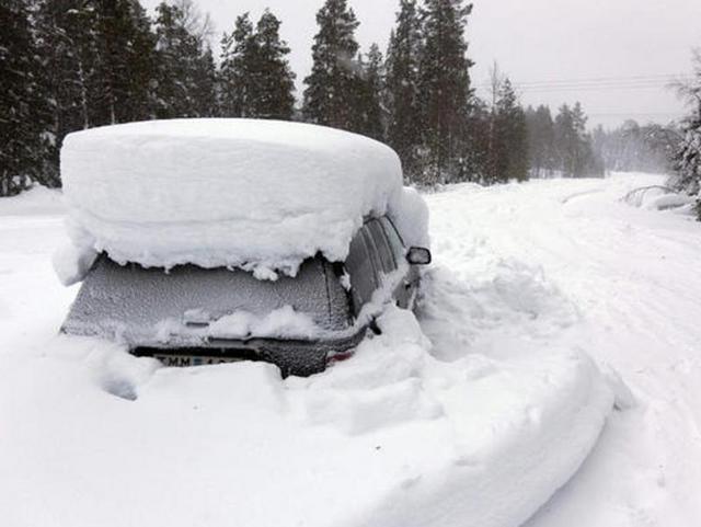 Под снегом в автомобиле на Алтае погибли три человека от отравления угарным газом