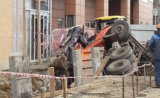 В центре Краснодара «КамАЗ» провалился в строительную траншею
