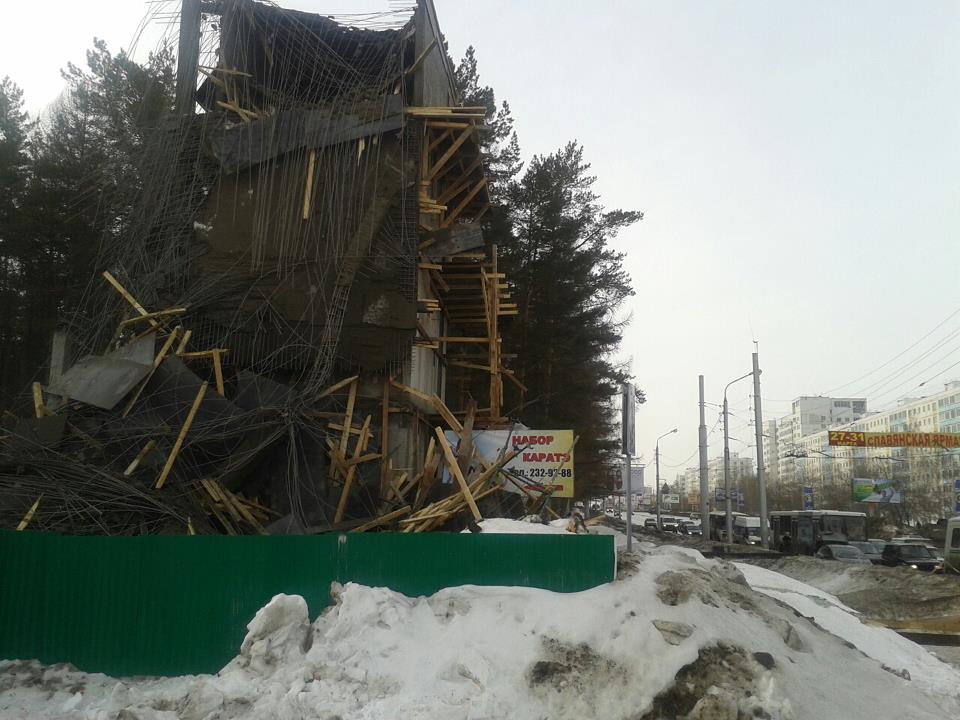 Трехэтажное строящееся здание обрушилось в Уфе