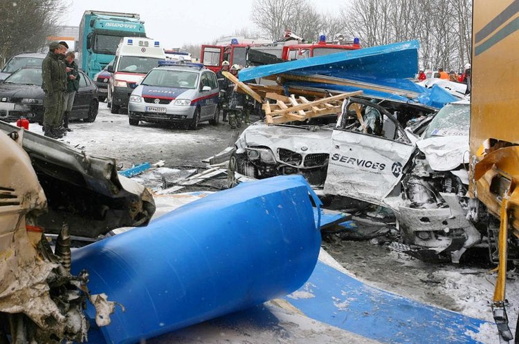 Более ста машин столкнулись на трассе в Австрии, погиб один человек