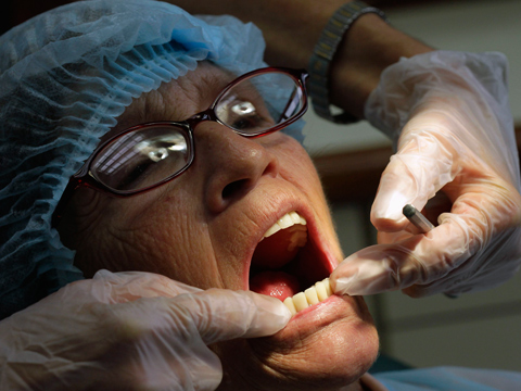 Американские стоматологи могли заразить ВИЧ несколько тысяч человек
