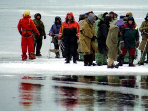 540 рыбаков уплывают на льдине в Рижский залив