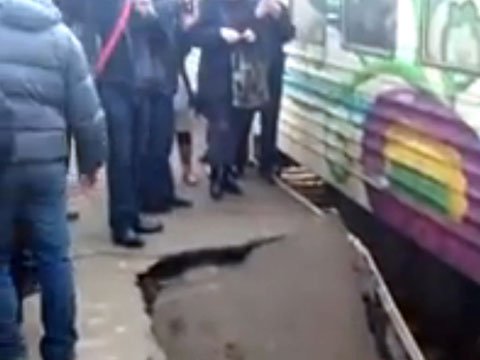 На станции в Киеве обвалился перрон