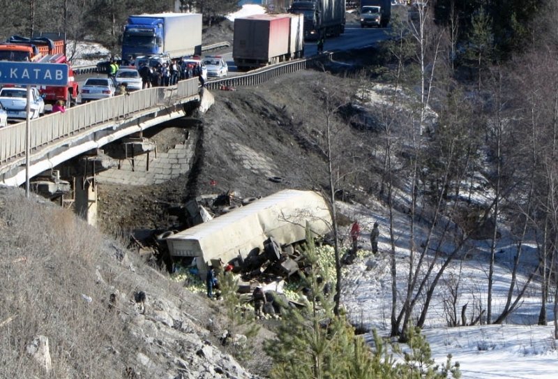 Два грузовика упали с моста на Южном Урале