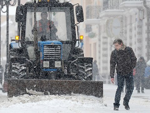 Трактор без водителя задавил человека в Бердске