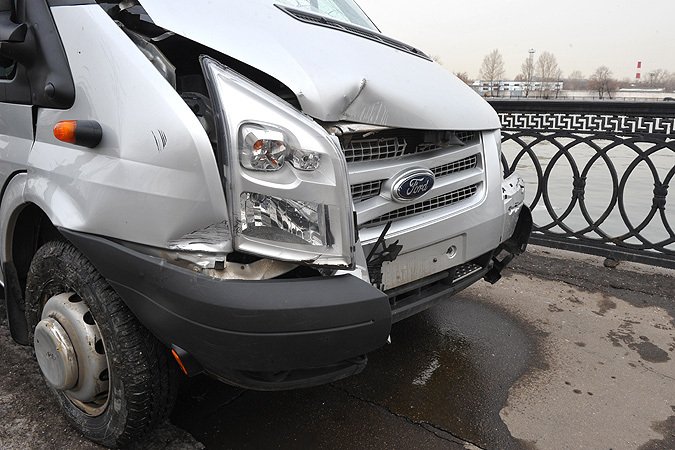 В Москва-реку упал микроавтобус