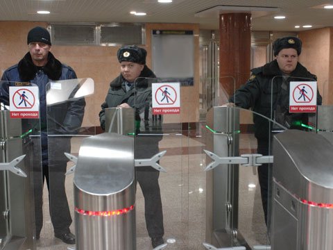Массовая драка произошла у метро в Петербурге