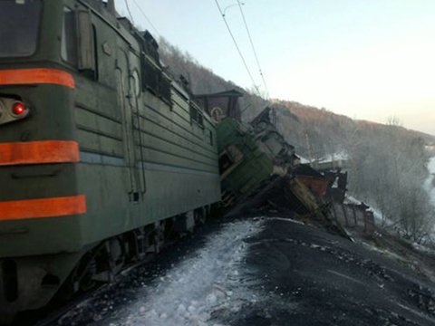 Снежная лавина снесла локомотив пассажирского поезда под Хабаровском