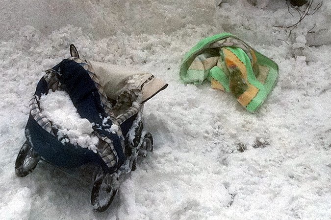 Двухлетний малыш погиб из-за схода снега с крыши