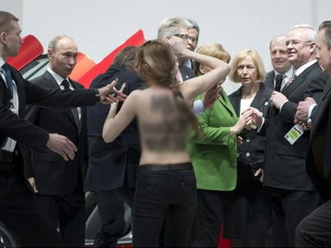 Активистки FEMEN разделись перед Путиным и Меркель