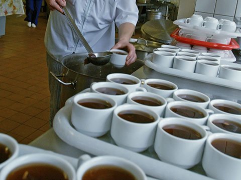 Смертельный обед: сотрудники московского офиса отравились едой в кафе