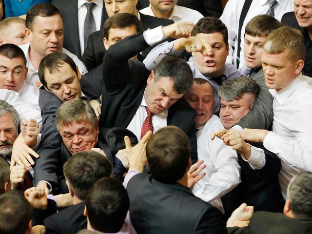 Украинского депутата забросали экскрементами