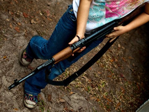 4-летний ребенок застрелил из винтовки 6-летнего друга