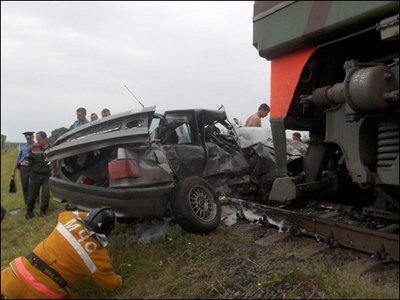 Поезд протаранил автомобиль в Курской области
