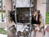 Грабители взломали банкомат, но украли только 1650 рублей.