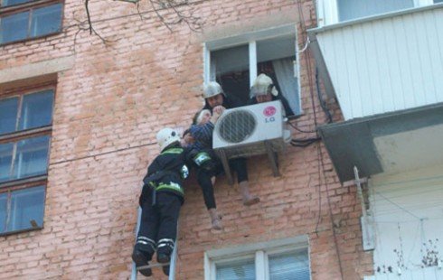 97-летняя пенсионерка выпала с 4 этажа и выжила