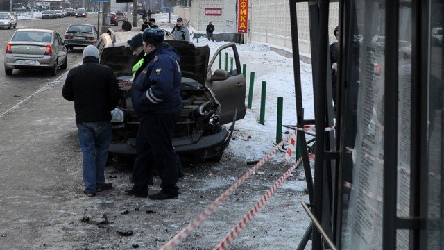 Автомобиль снес людей на остановке в Нижнем Новгороде