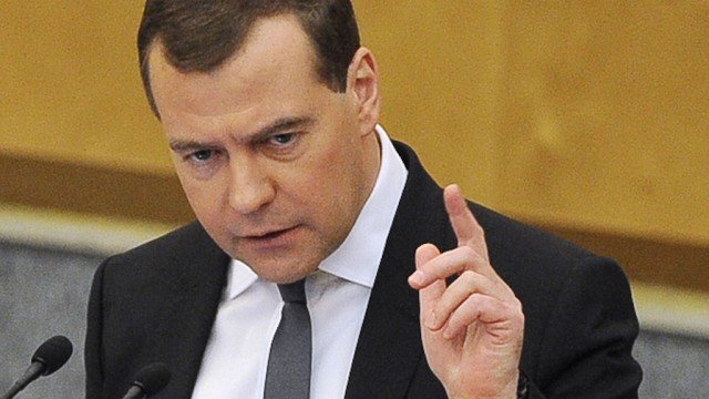 Медведев предложил наказывать за неосторожное вождение