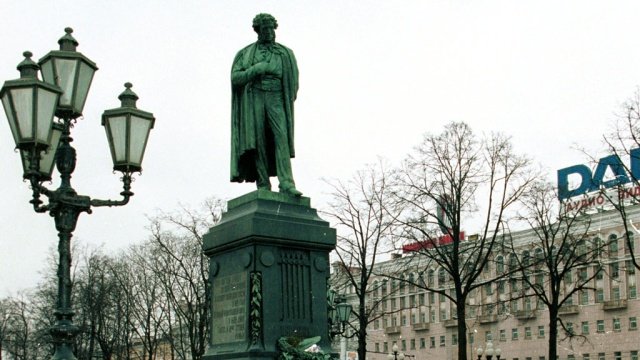 Памятник Пушкину в центре Москвы могут заменить на часо ...
