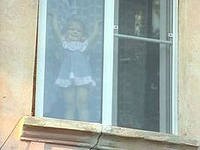 Четырехлетняя девочка выпала из окна, оставшись без присмотра.