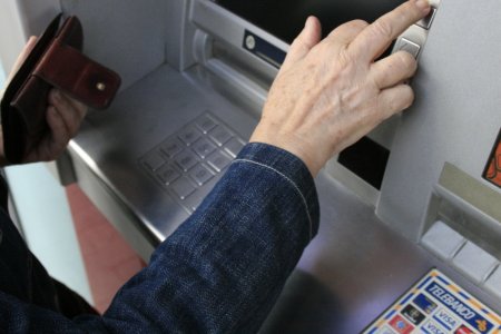 Взломщиками сняты за короткое время в банкоматах 45000000 долларов