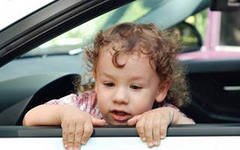 Бесконтрольные действия малышей в автомобилях, лишают их жизни.