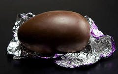 В США туристам запрещено привозить шоколадное яйцо.